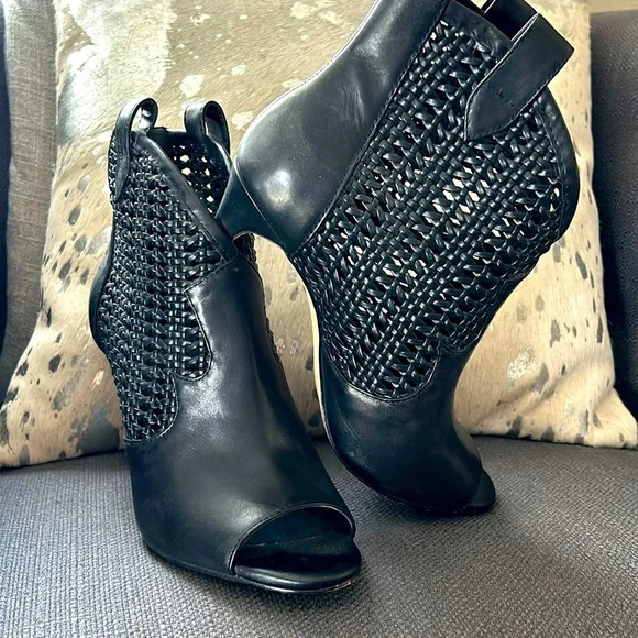 Jessica Simpson Black Leather Peep Toe Heels - Picture 1 of 7